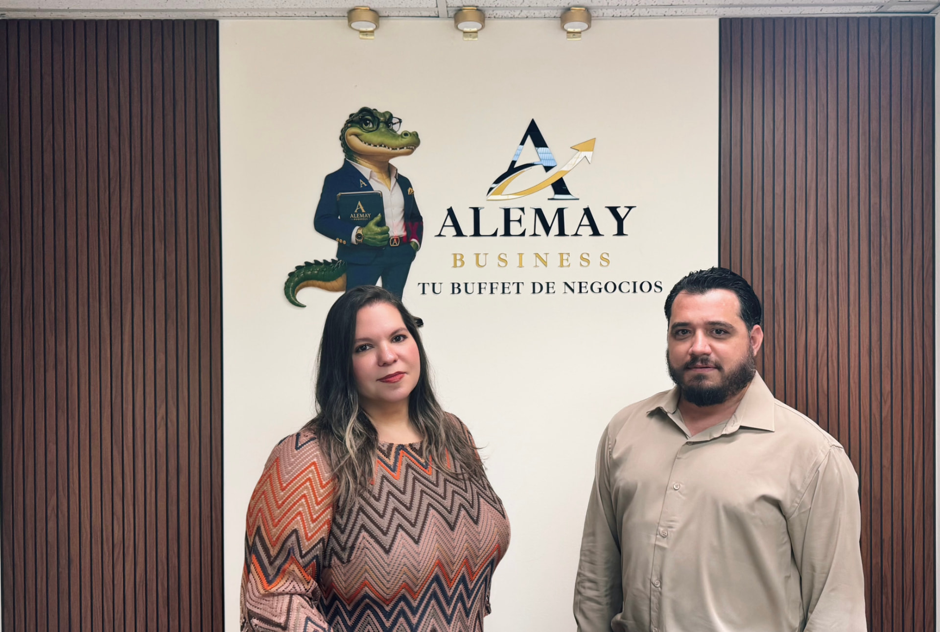 Alejandro y Maylin, cofundadores de Alemay Business en su oficina de Miami